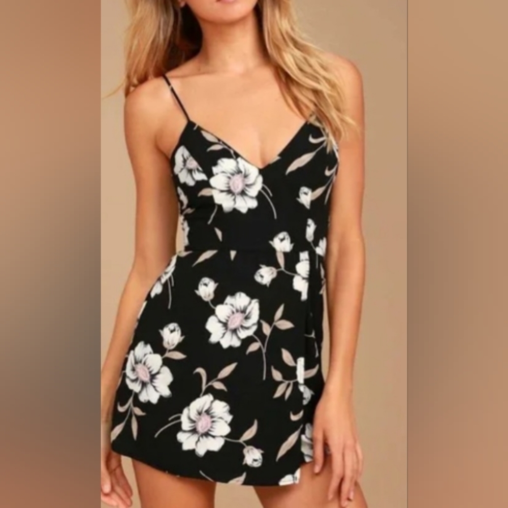 Lulus Meadow black W/ Cream floral print skort dress with Back Zipper. NWOT Sz L